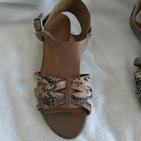Women Clarks Pink Snakeskin Design Sandals 7 1/2 M - Picture 3 of 10
